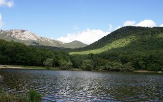 Kalnu ezers Kastel Krimā
